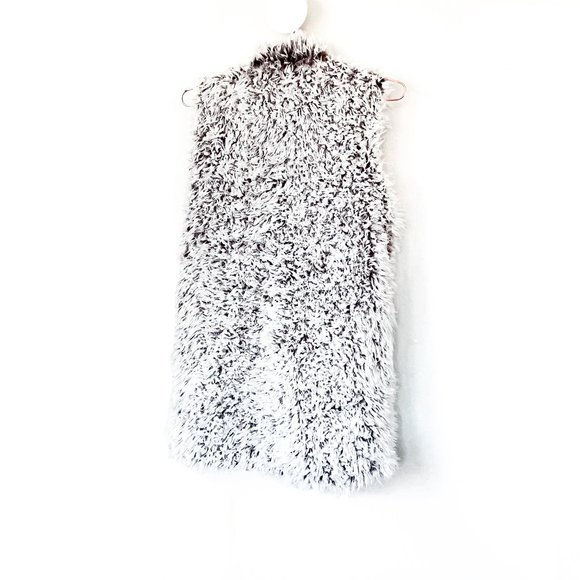 love token white faux fur button up vest with pockets - Picture 4 of 6
